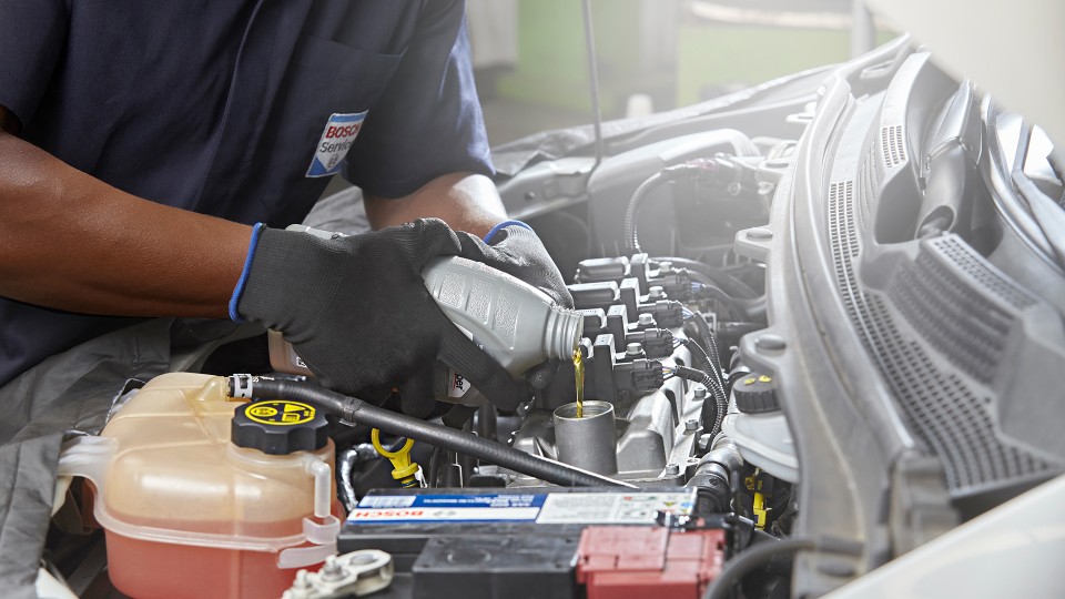 Troca de óleo e filtro: mantenha o motor protegido e eficiente com manutenção especializada. | Bosch Campo Belo, (11) 5543-2623